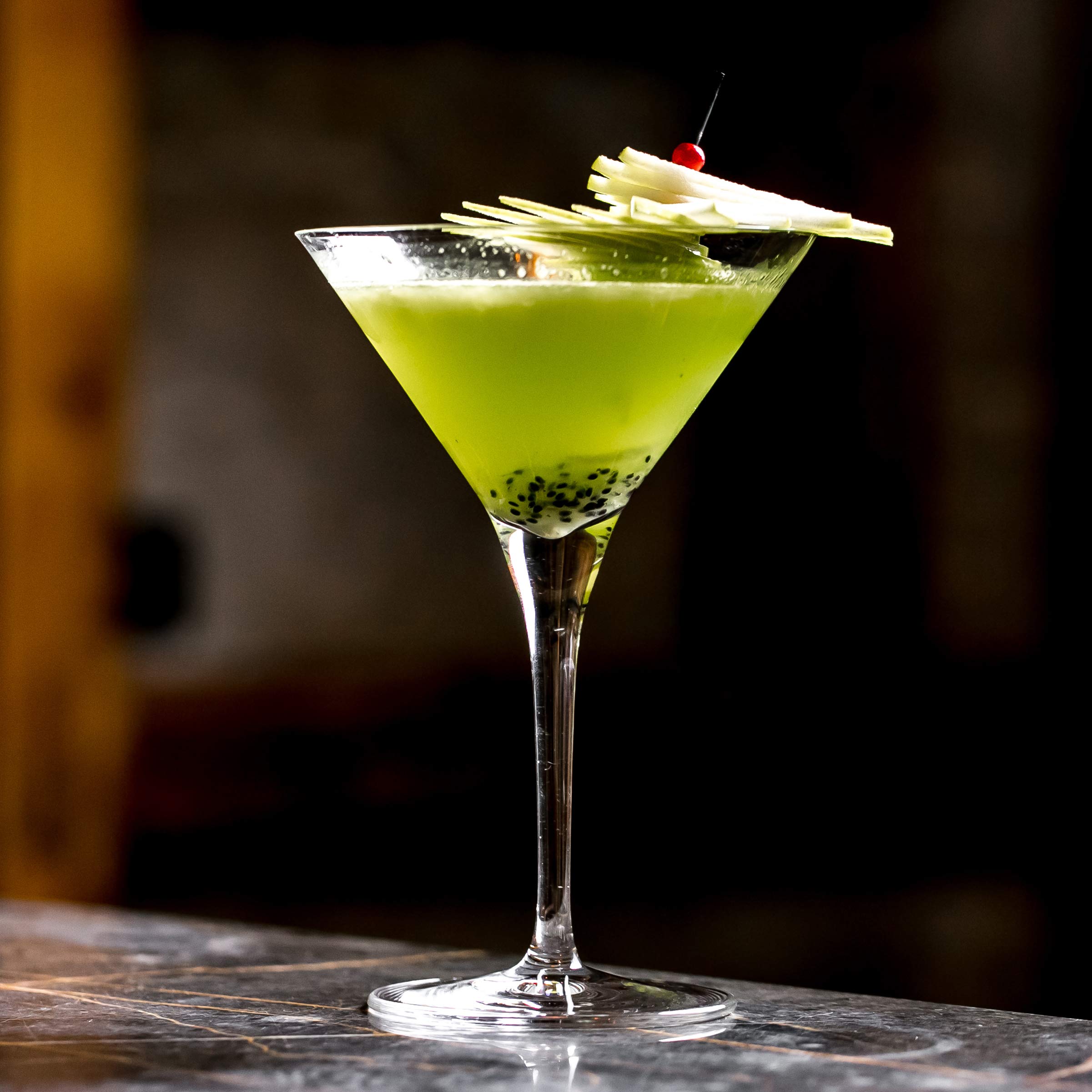 JEKOSEN slender profile glass easy to hold during parties