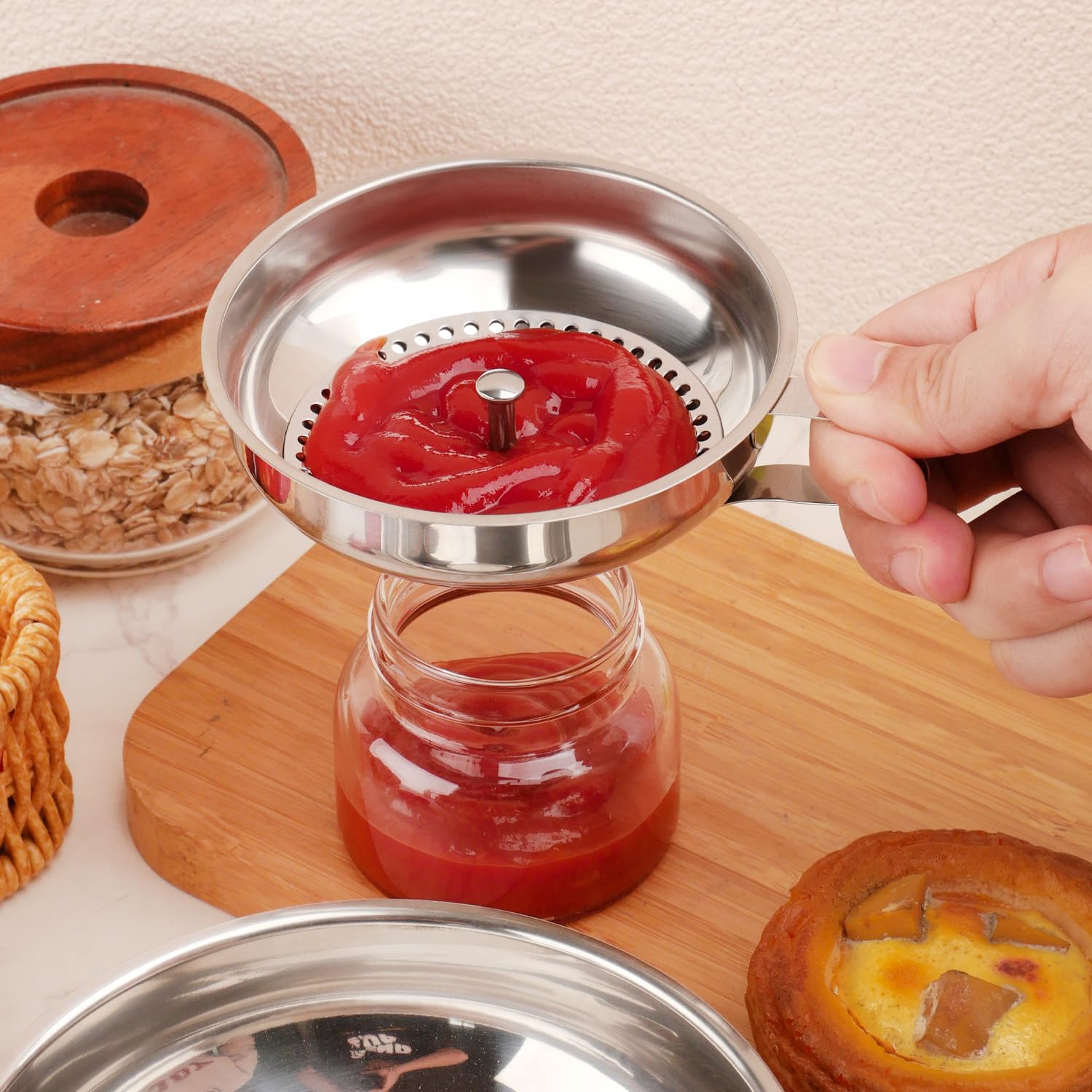 JETONN ideal for dry goods and spices without mess.