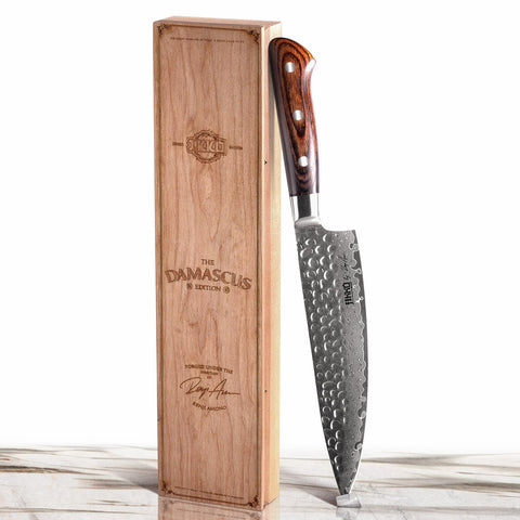 Jikko Damascus Edition mahogany handle close-up showing warm, comfortable grip.