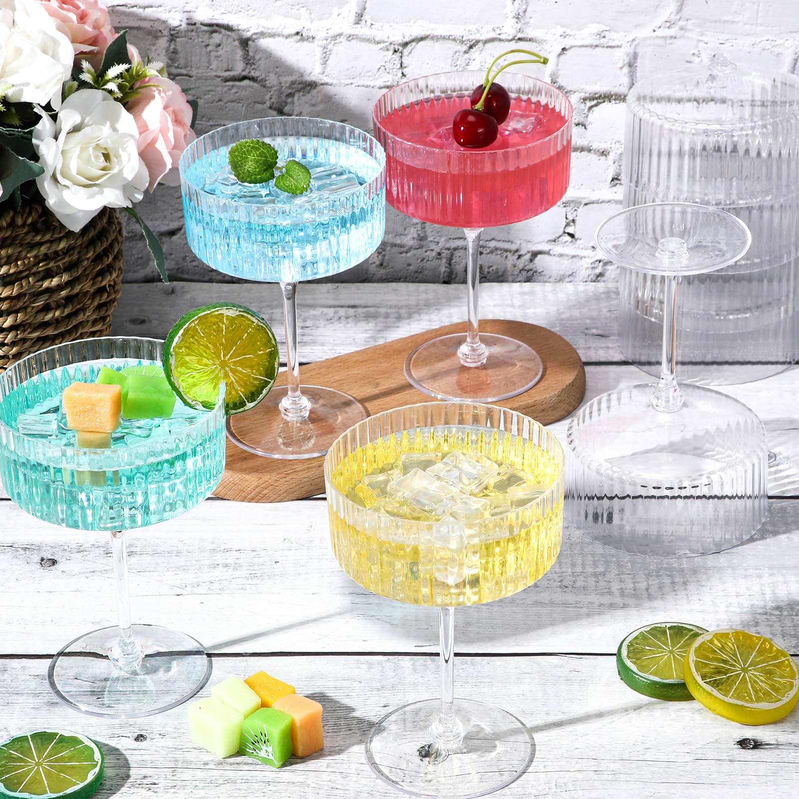 Jingmore elegant ribbed cocktail glass displaying desserts and cocktails