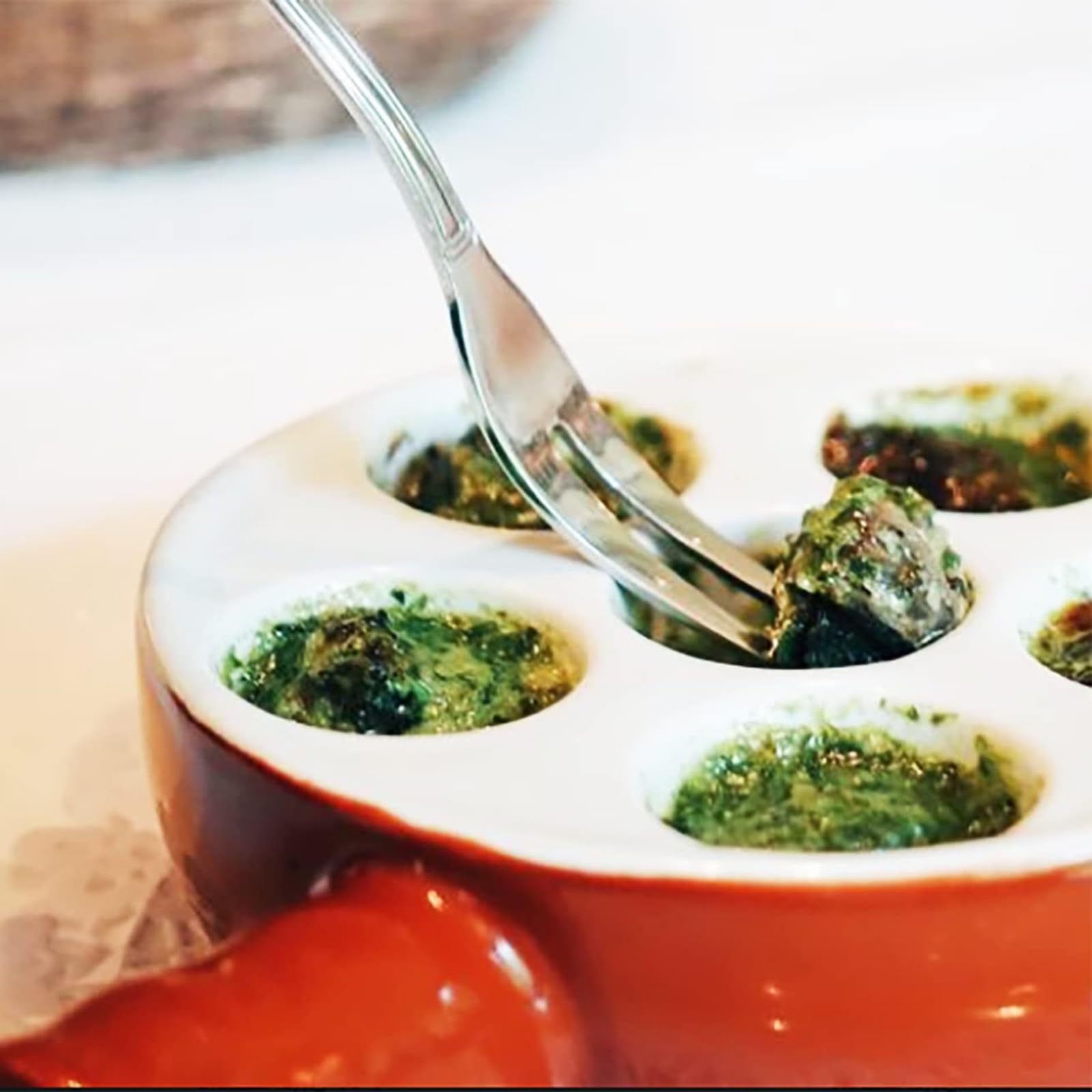 Jinsongdafa one-handle snail plate simplifies lifting from oven.