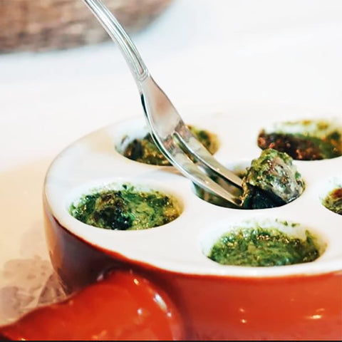 Jinsongdafa one-handle snail plate simplifies lifting from oven.