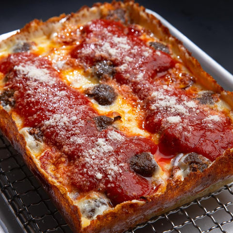 Jisculo pan compatible with Ooni and Roccbox ovens for home chefs.