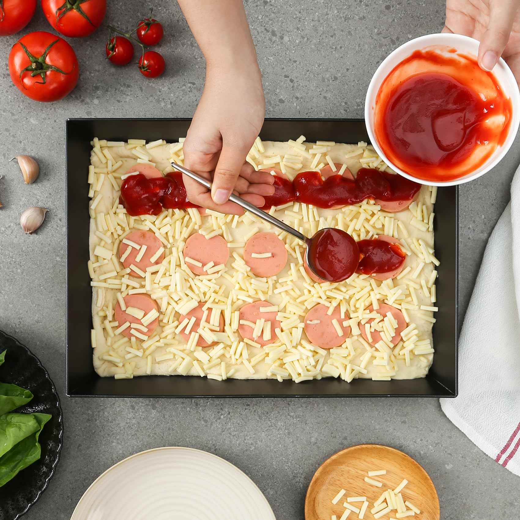 Jisculo pre-seasoned pizza pan ready for use with minimal prep.
