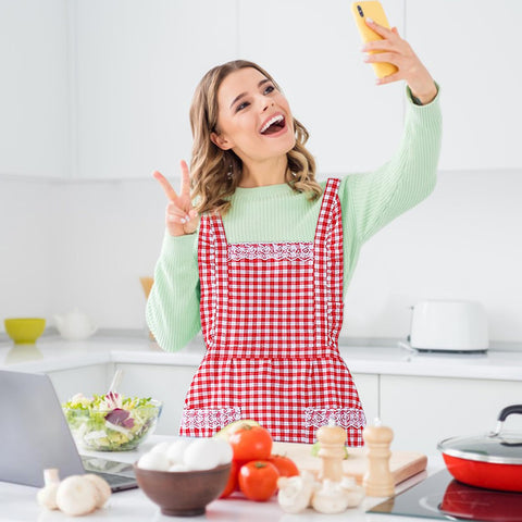 JJYHEHOT apron worn during family meals shows durable, stylish everyday use.