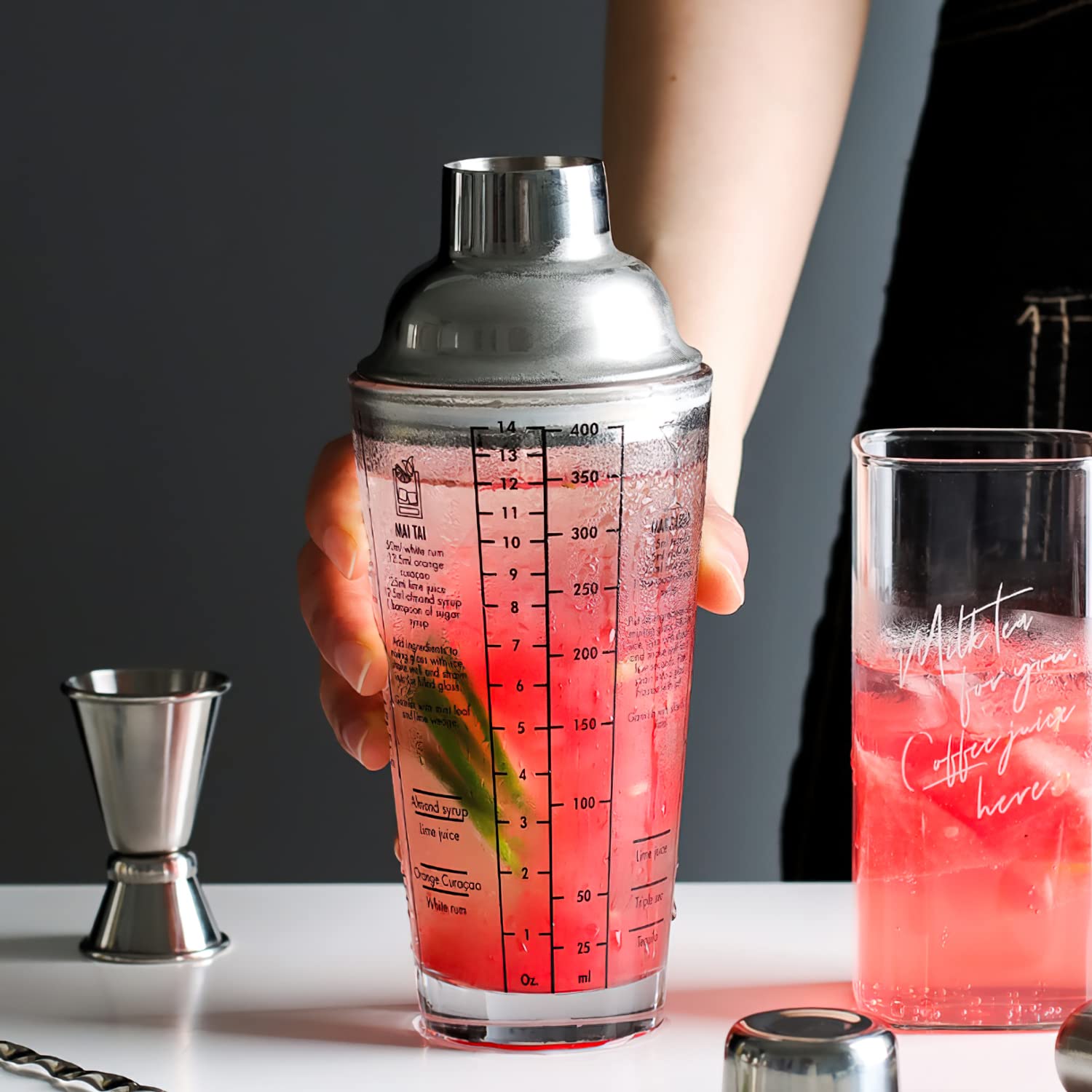 Leak-tight seal ensures mess-free shaking during cocktails.