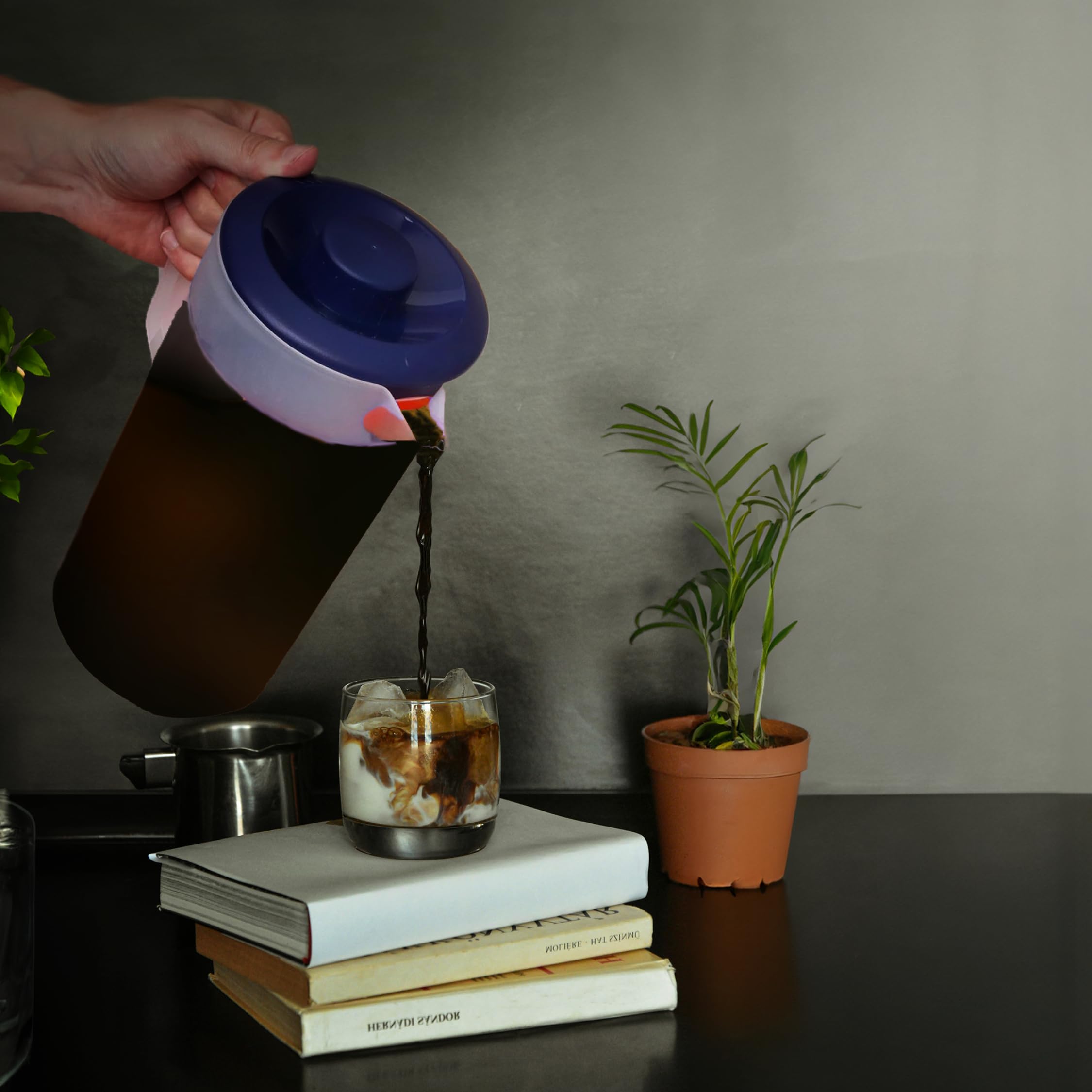 JOEY'Z comfort-grip handle makes pouring easy.