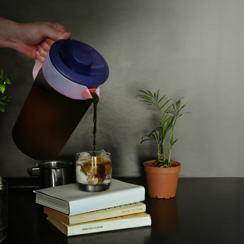 JOEY'Z comfort-grip handle makes pouring easy.