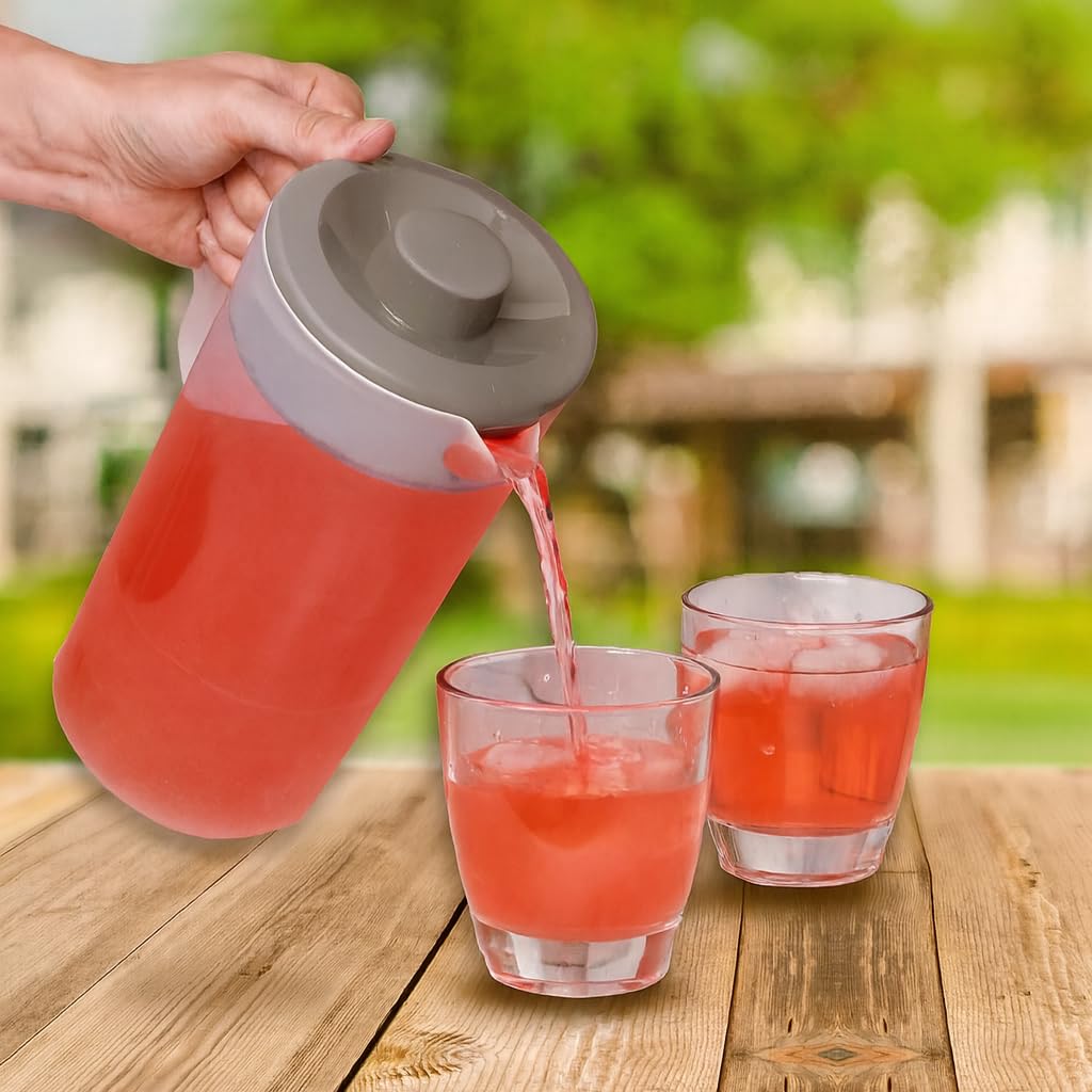 JOEY'Z pitcher with graduated marks for precise mixing.