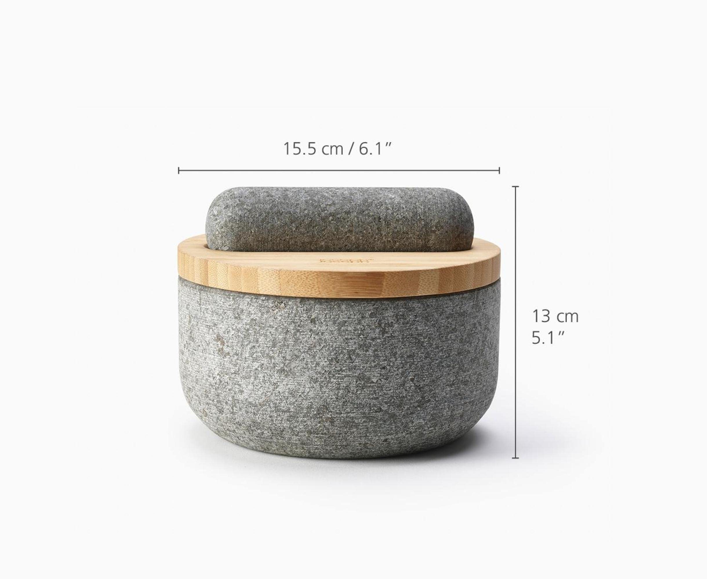 Joseph Joseph Dash lid resting on mortar, showcasing dust-free storage.