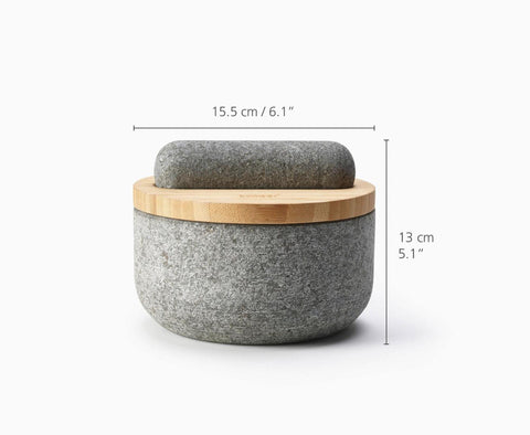 Joseph Joseph Dash lid resting on mortar, showcasing dust-free storage.