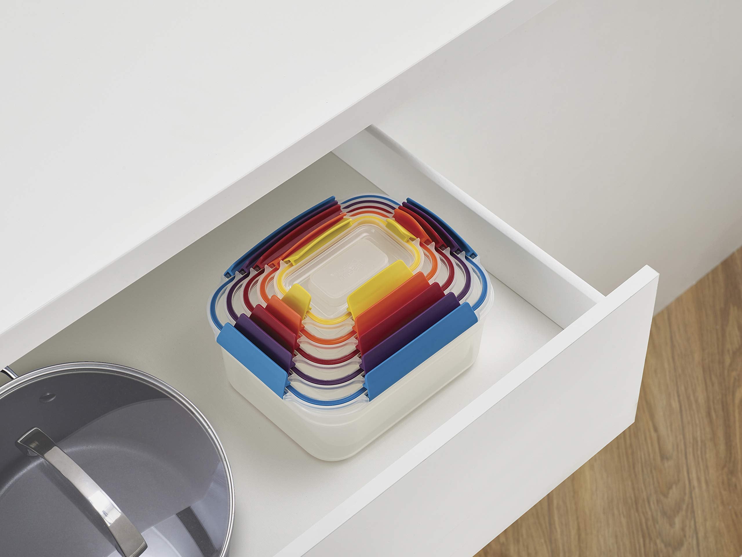 Joseph Joseph Nest Lock lid set demonstrates secure, airtight sealing in action.