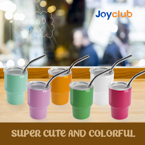 Joyclub lids with silicone seals prevent spills during transport.