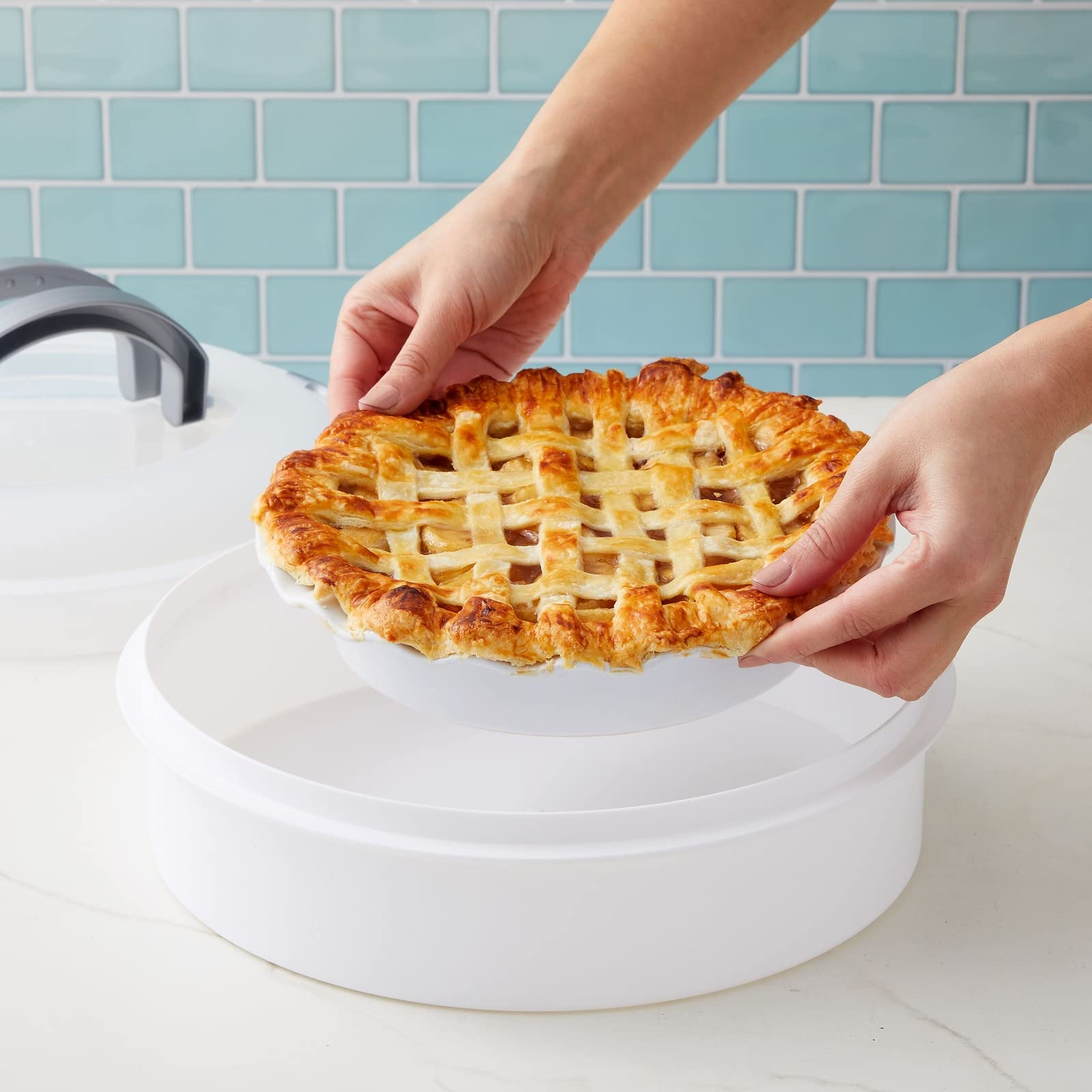 Juvale cake storage container in durable plastic stands up to frequent use.