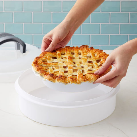 Juvale cake storage container in durable plastic stands up to frequent use.