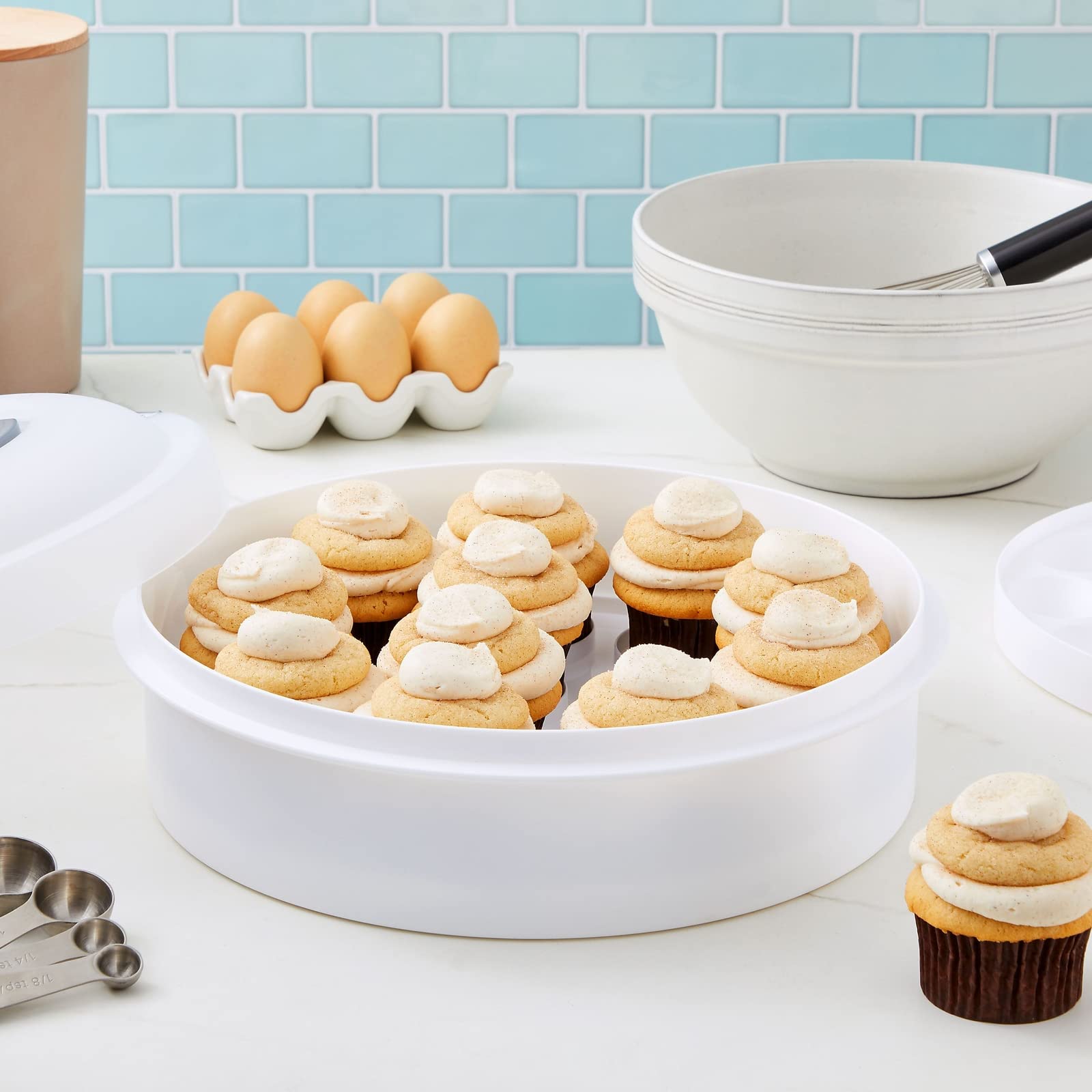 Juvale round dessert container with airtight lid protects cakes during transport.