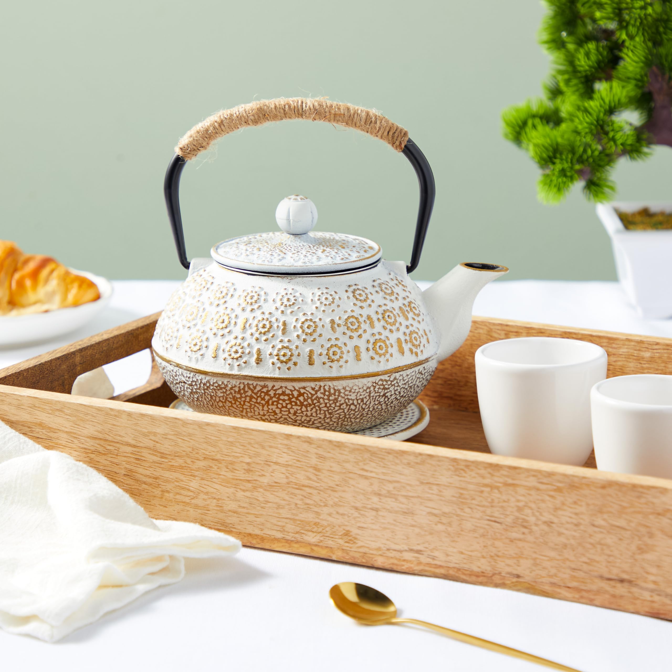 Juvale white finish kettle complements modern kitchens while delivering a refined brew.