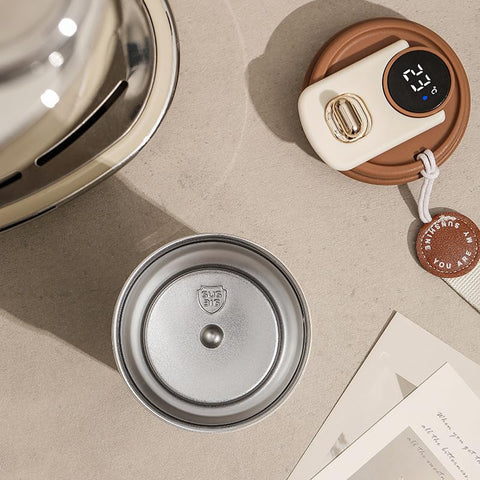JWDREAMWAY leak-proof lid demonstrating spill resistance during commutes.