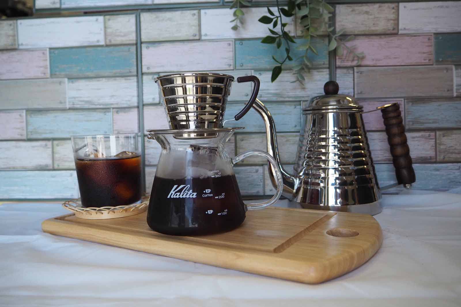 Kalita glass server with lid keeps beverages warm