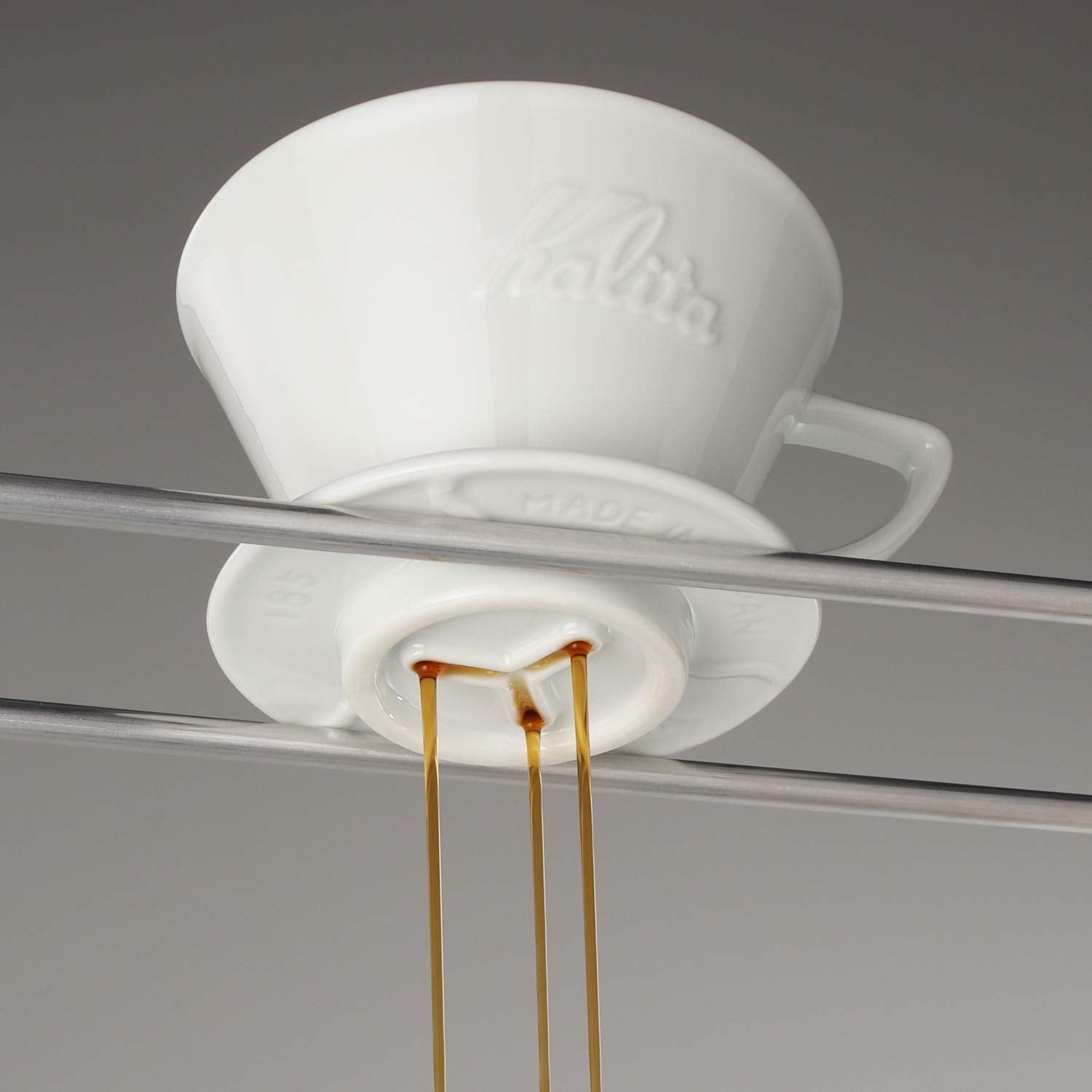 Kalita Wave 185 Lotto ceramic dripper close-up showing even extraction.