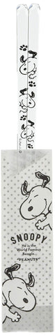 Kaneshotouki Peanuts Snoopy clear chopsticks seen from the side, crystal-clear resin for stylish dining.
