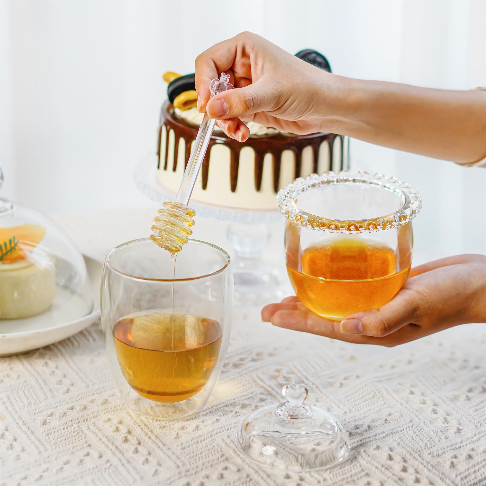 Holds honey neatly for daily breakfasts and tea time