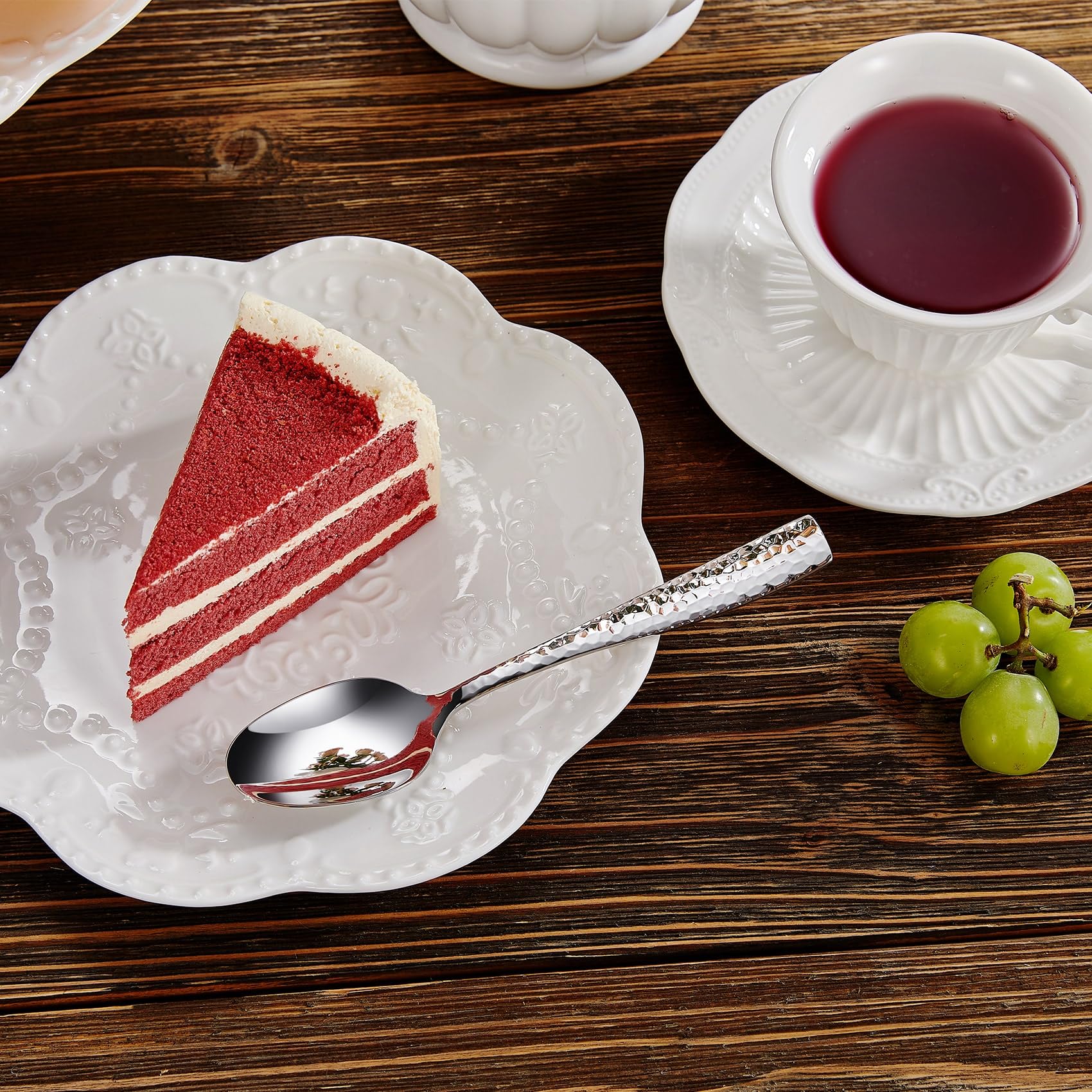 KEAWELL Louis hammered dinner knife close-up, balanced weight for precise cutting.