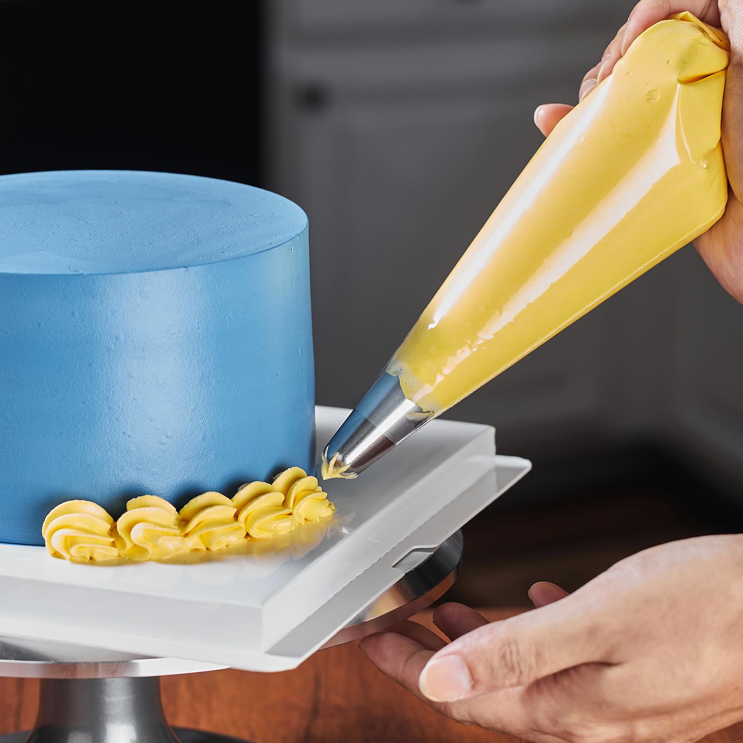 Keenpioneer icing bag ideal for cakes and cupcakes.