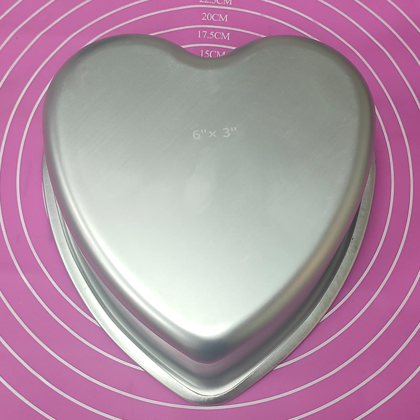 kefyixc heart-shaped cake pan, bottom view, sturdy rim for safe handling.