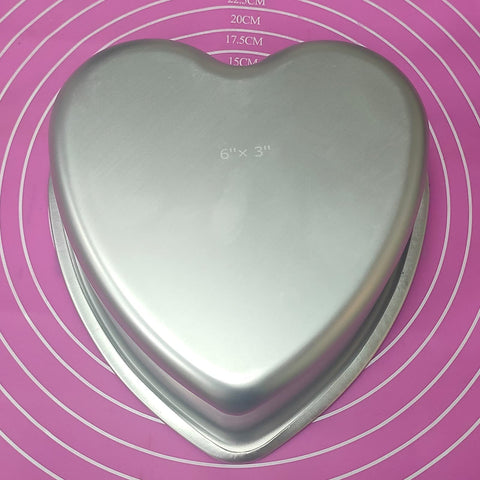 kefyixc heart-shaped cake pan, bottom view, sturdy rim for safe handling.