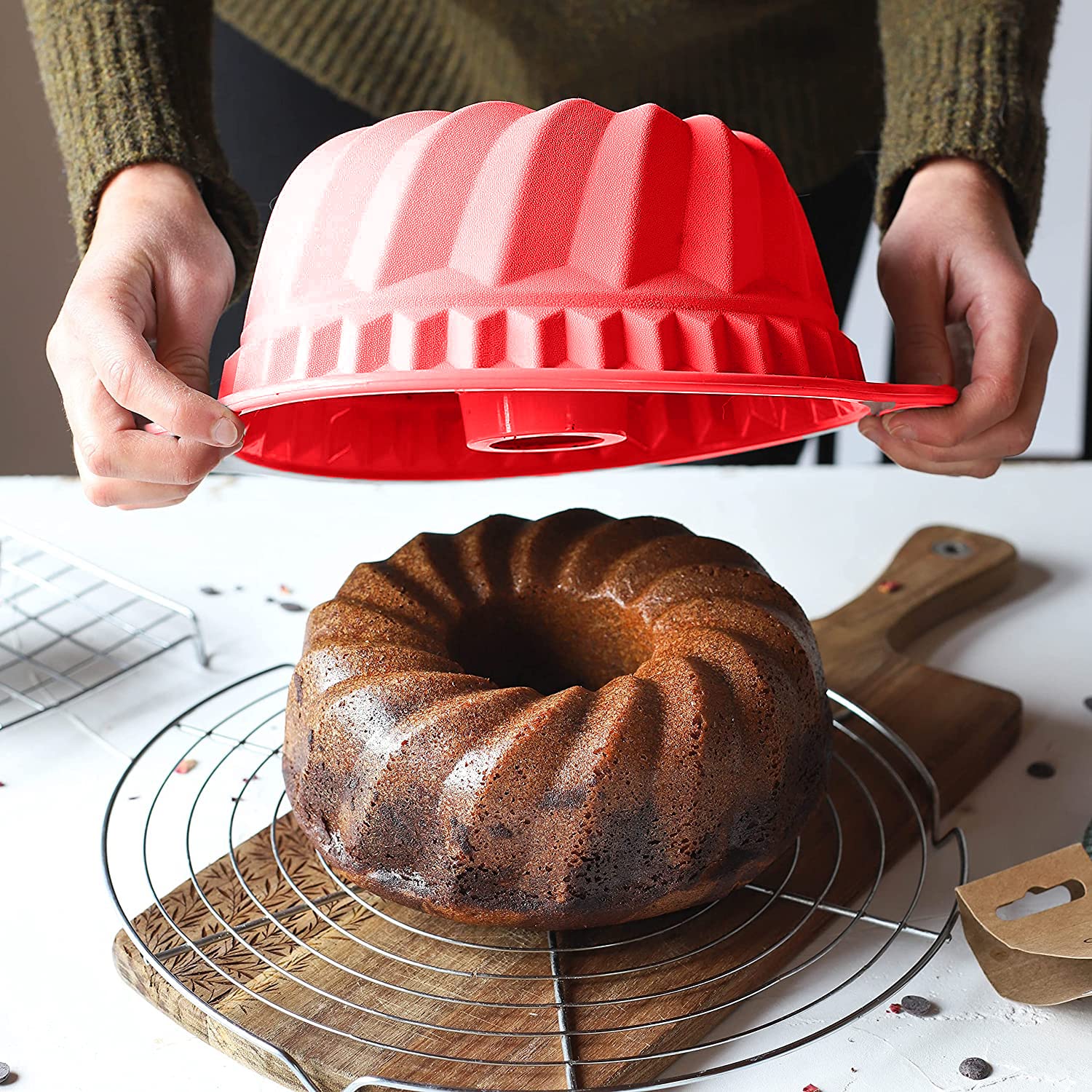 Kenond silicone pan with sturdy handle enables quick release of baked cakes.