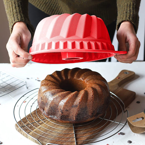 Kenond silicone pan with sturdy handle enables quick release of baked cakes.