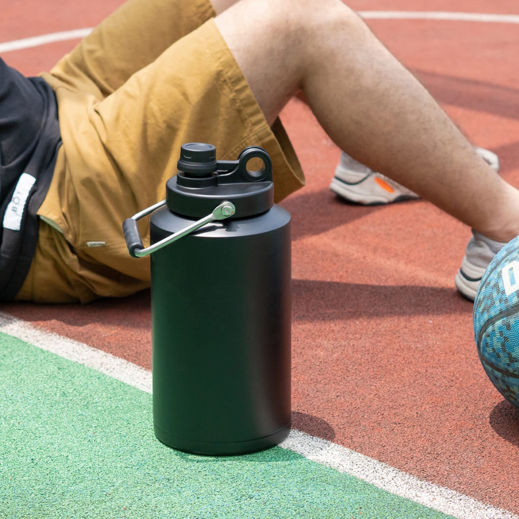 Kerilyn leak-proof lid prevents spills during travel and outdoor activities.