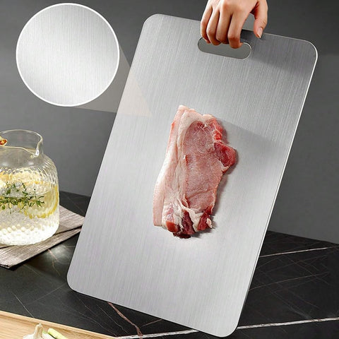 Kesefunm titanium cutting board demonstrates odor-free and residue-free cleaning.