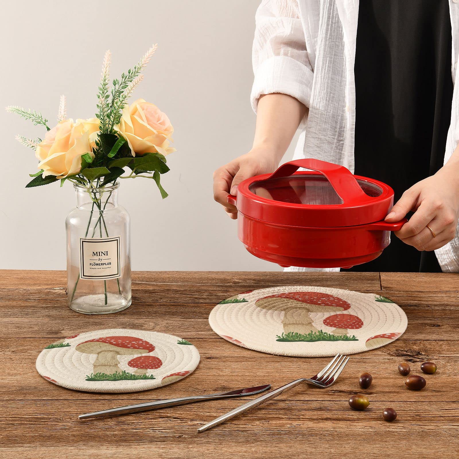 Kigai heat-resistant trivet cushions hot cookware, protecting surfaces and reducing noise.