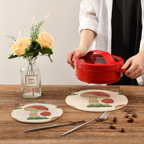 Kigai heat-resistant trivet cushions hot cookware, protecting surfaces and reducing noise.