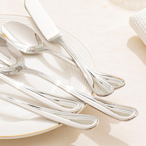 Kingstone cake server with teardrop shape for clean cake cuts