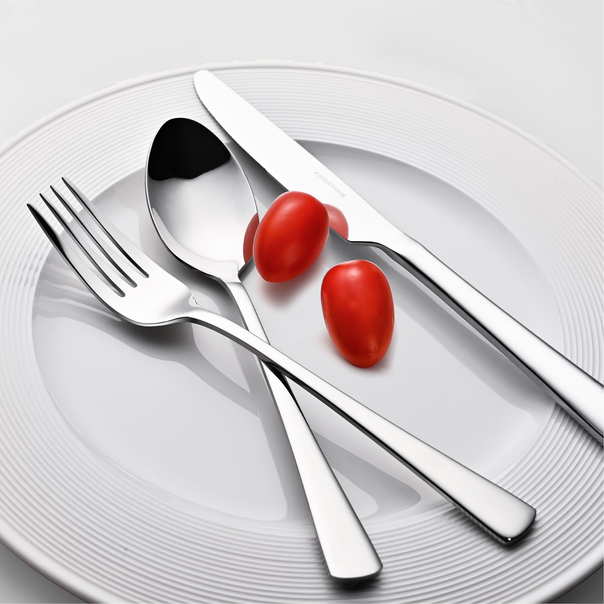 KINGSTONE dinner spoons featuring a sleek, reflective surface.