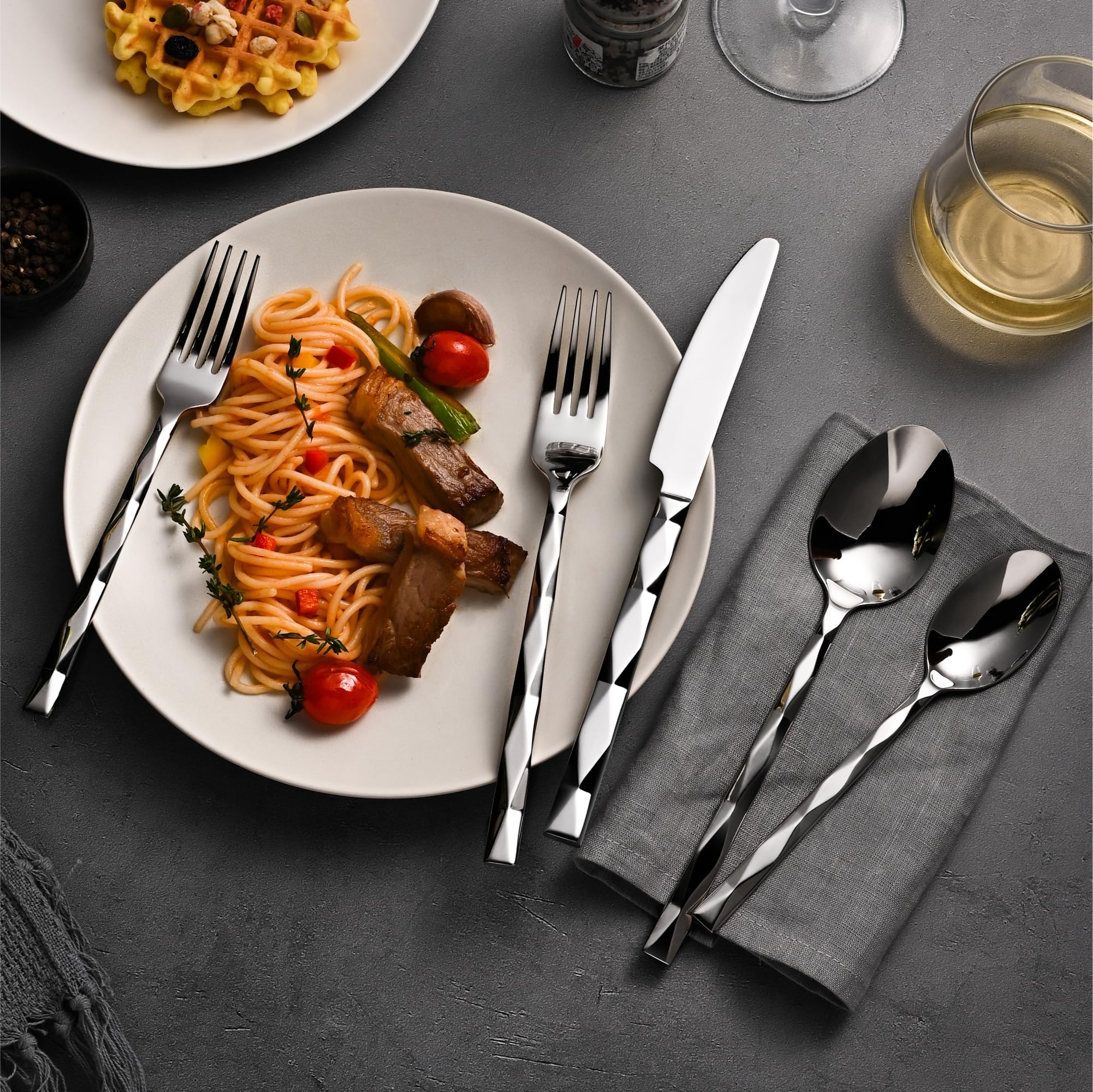 Kingstone gift-packaging flatware close-up suggests premium gift for weddings or home.