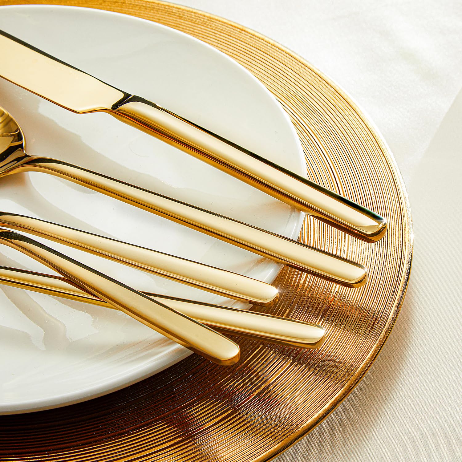 KINGSTONE gold silverware set close-up highlights smooth edges and premium polish.