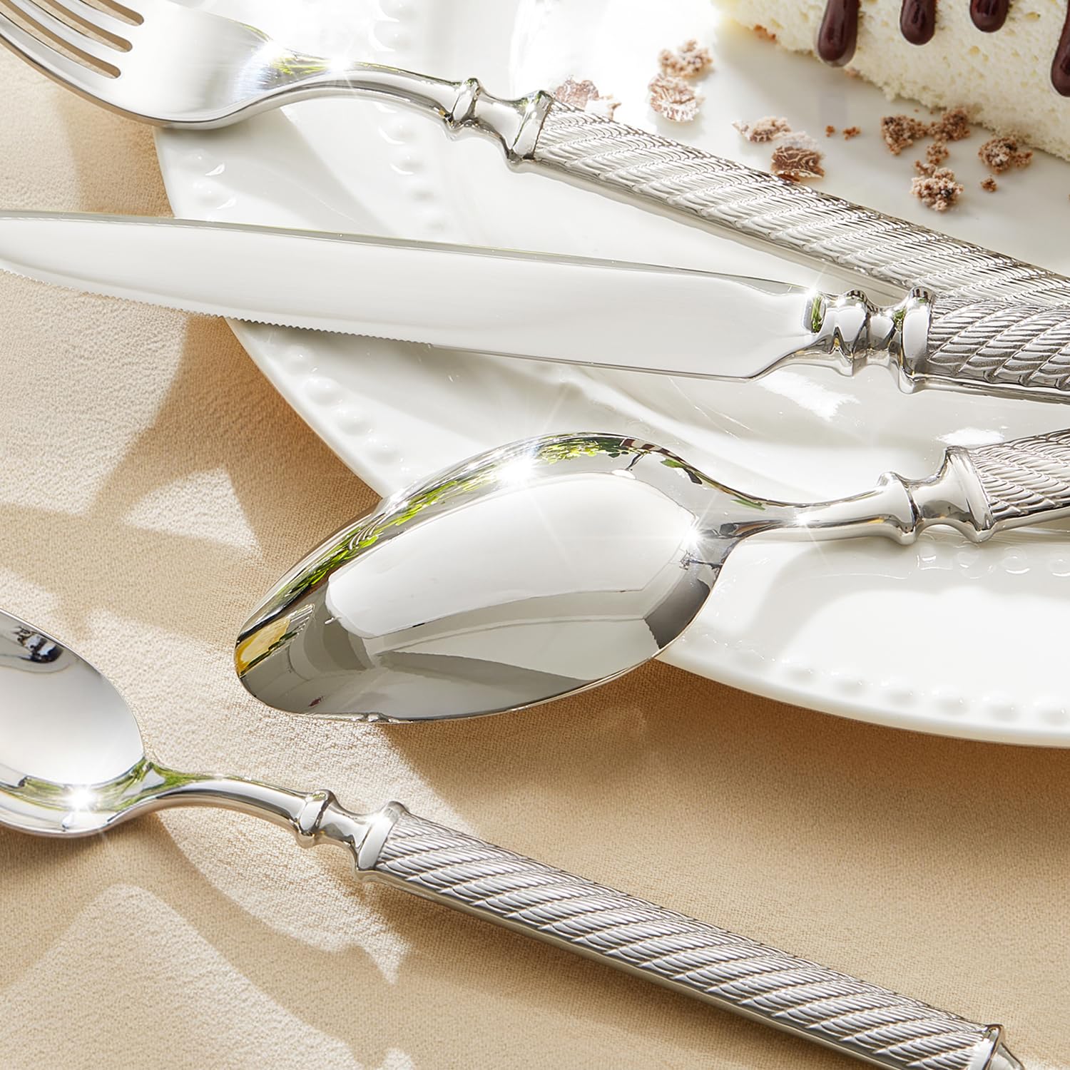 KINGSTONE dinner spoons with hand-forged texture for comfortable meals.