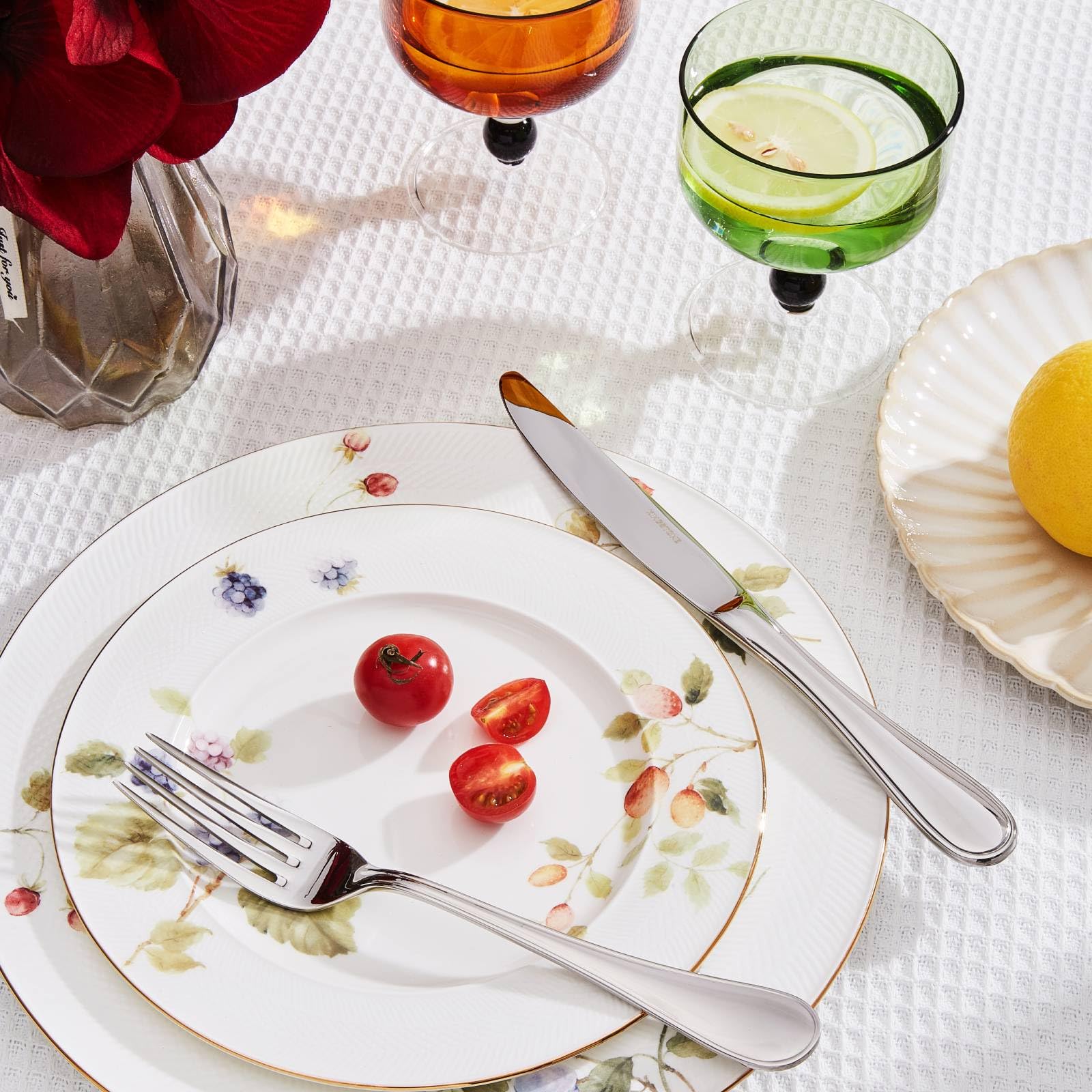 Kingstone teardrop dinner knives offer sturdy balance and edge for dining.