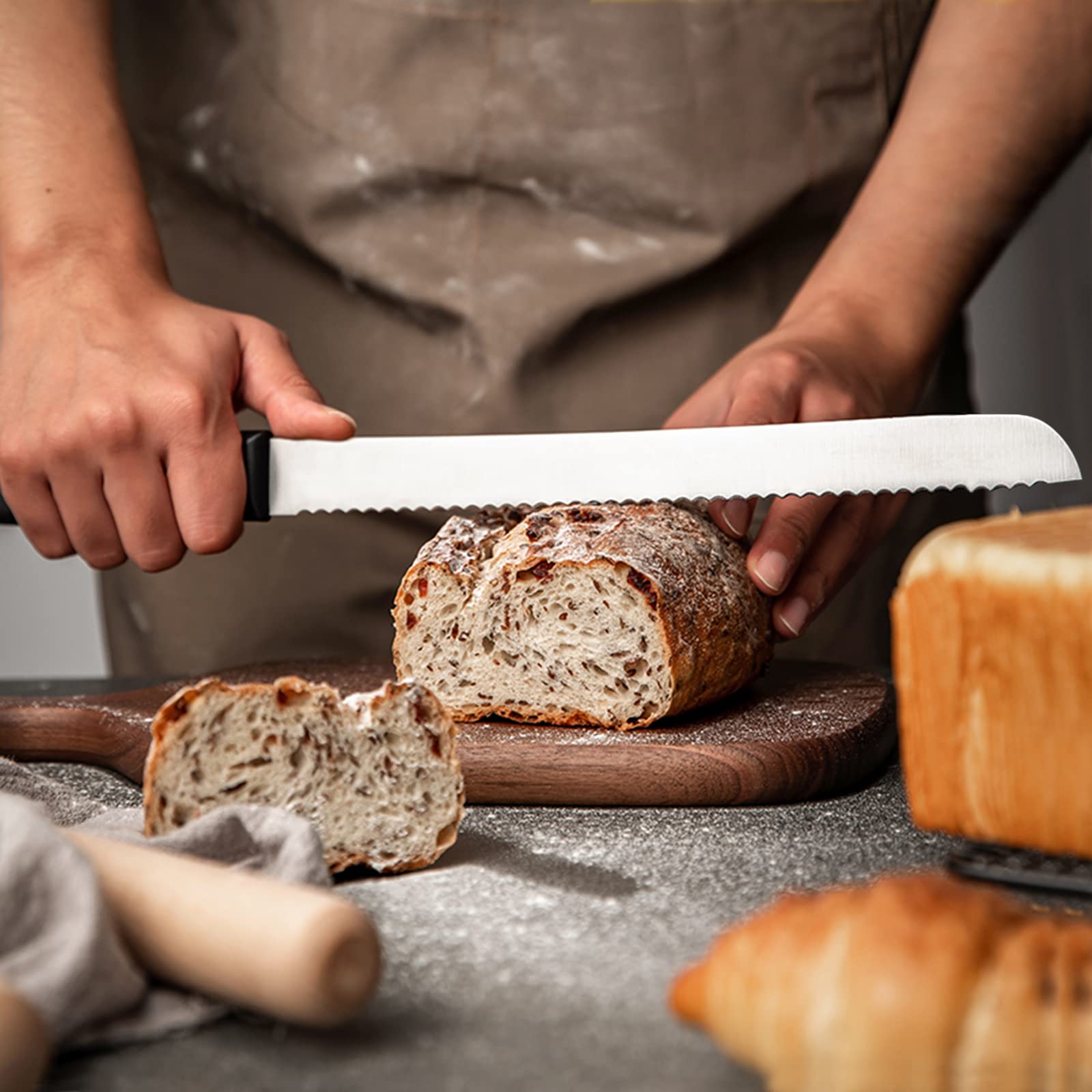 Kiss Core serrated blade close-up for effortless crust cutting without tearing.