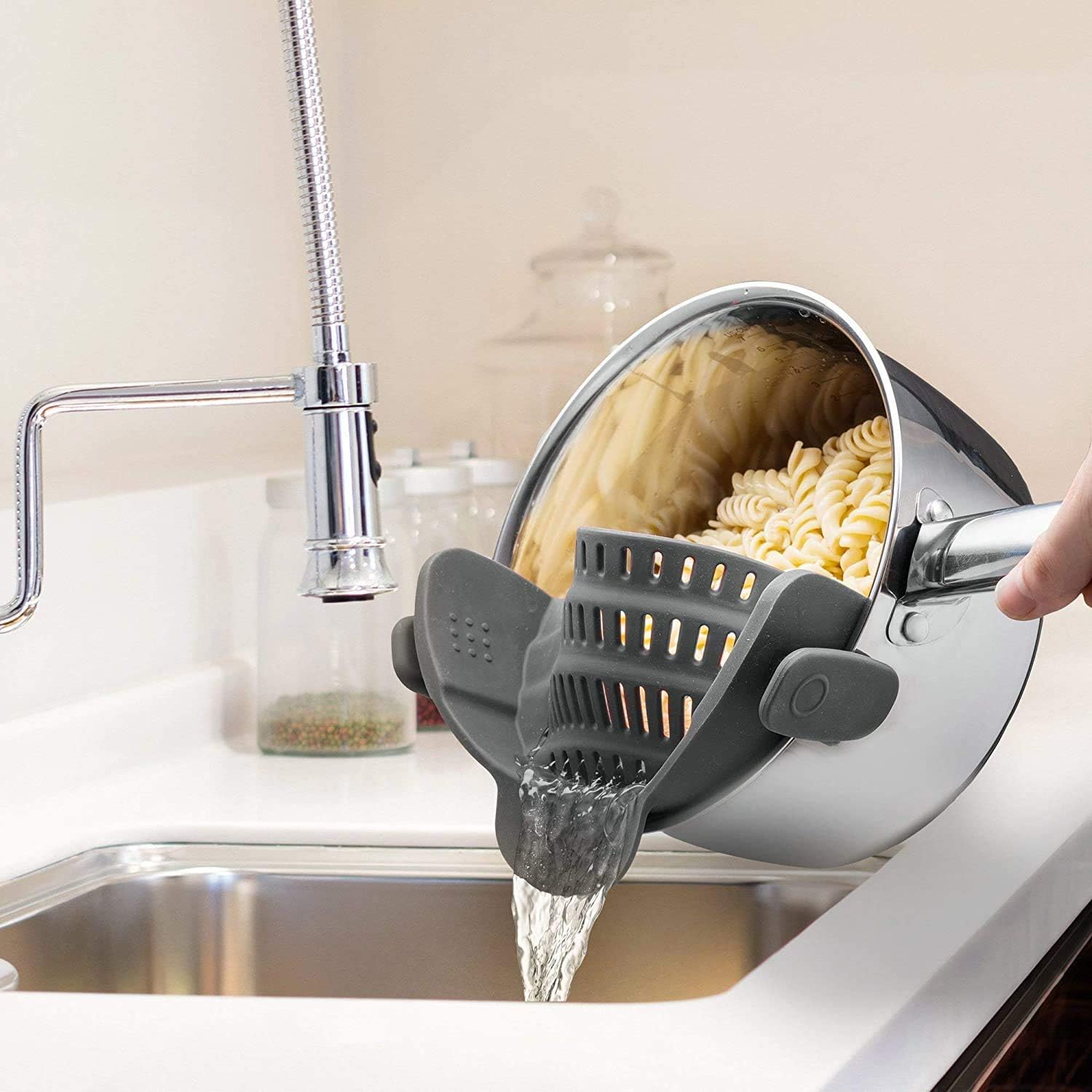 Kitchen Gizmo Snap N' Strain demonstrates collapsible design saving space.