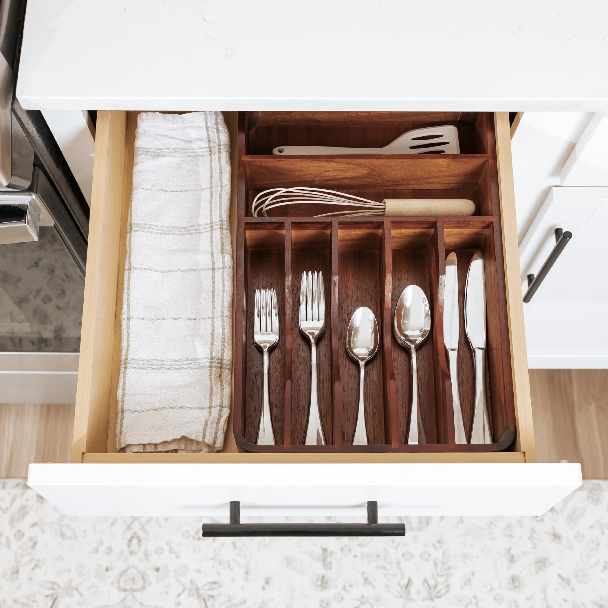 KitchenEdge space-maximizing design frees drawer space for additional utensils