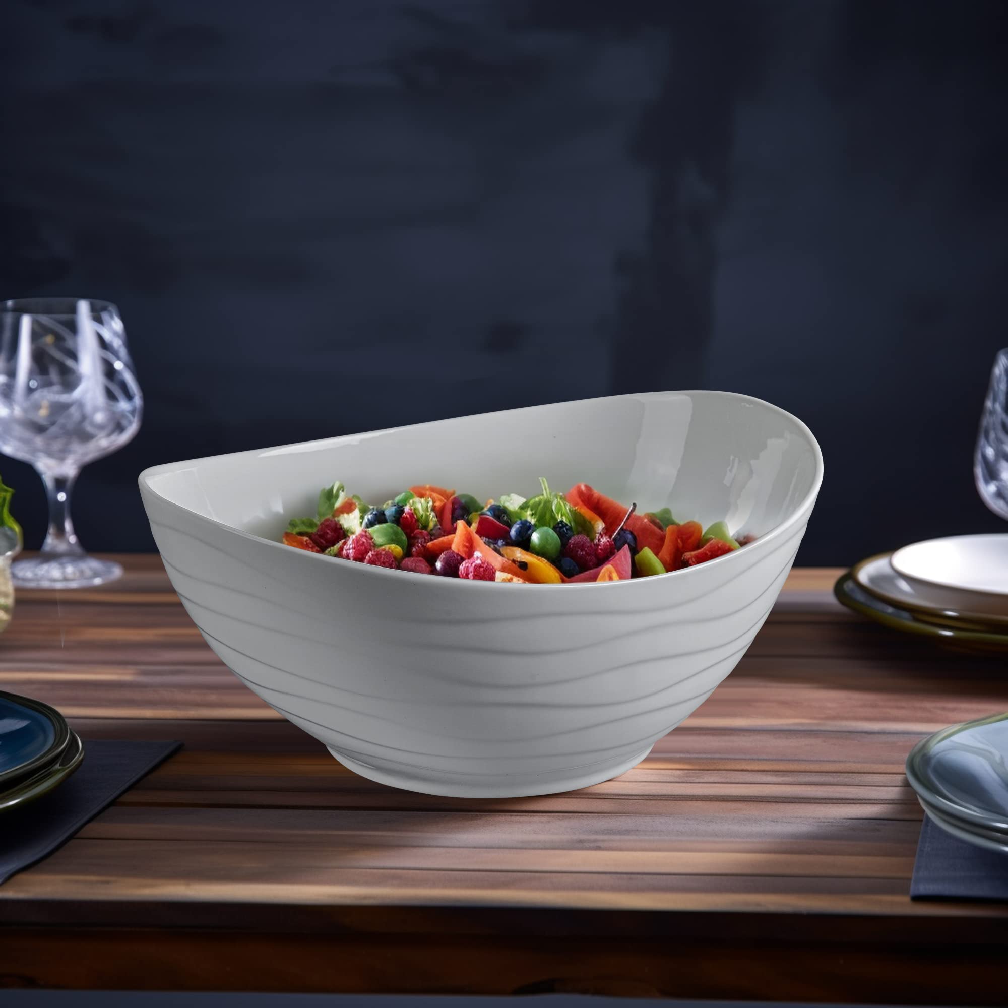 Large-capacity bowl ready for family dinners and casual entertaining