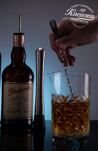 KITESSENSU Backbar Statement Mixing Glass enhances presentation on any counter.