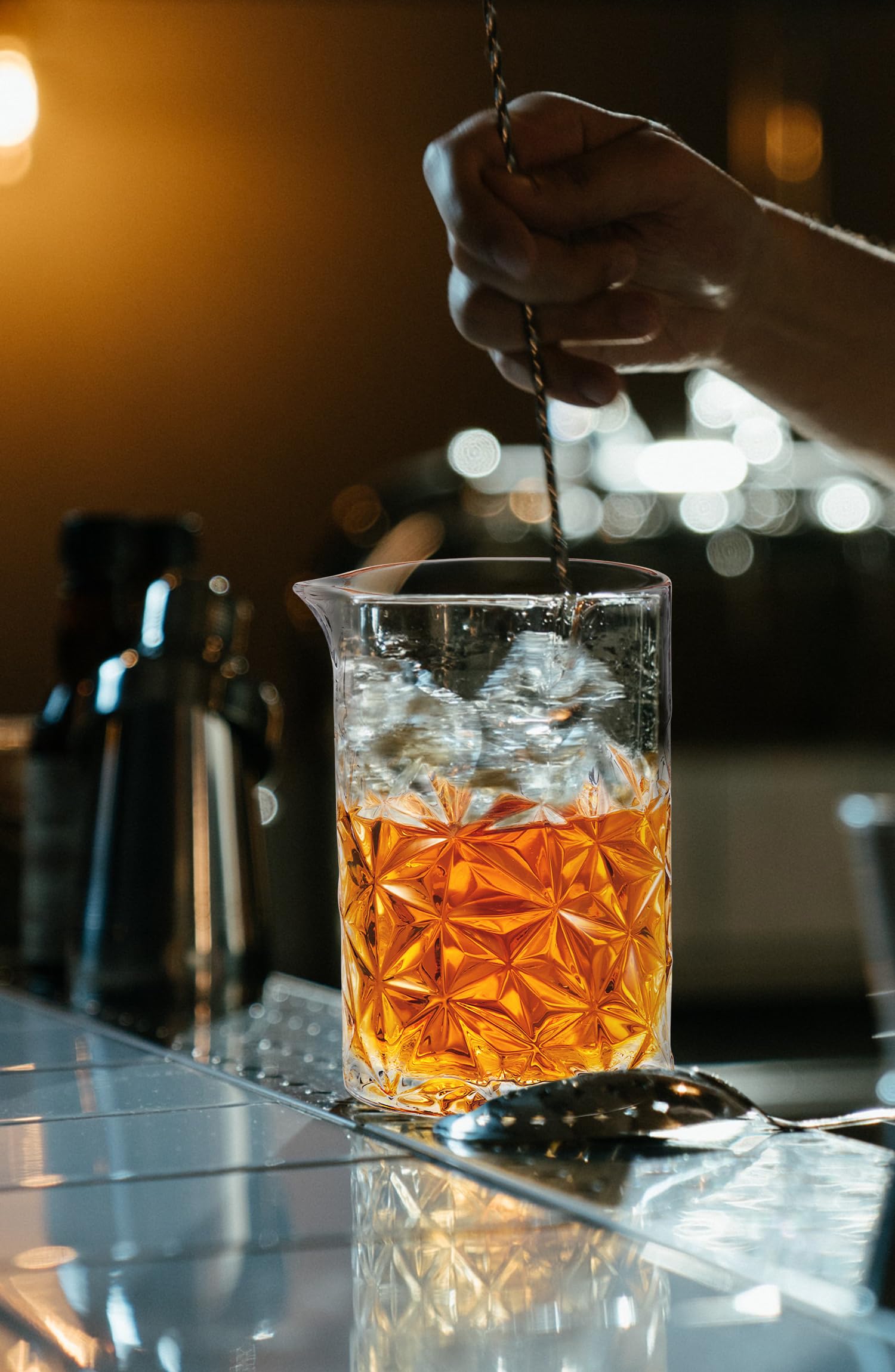 KITESSENSU Seamless Construction Mixing Glass minimizes seams for smooth blending.