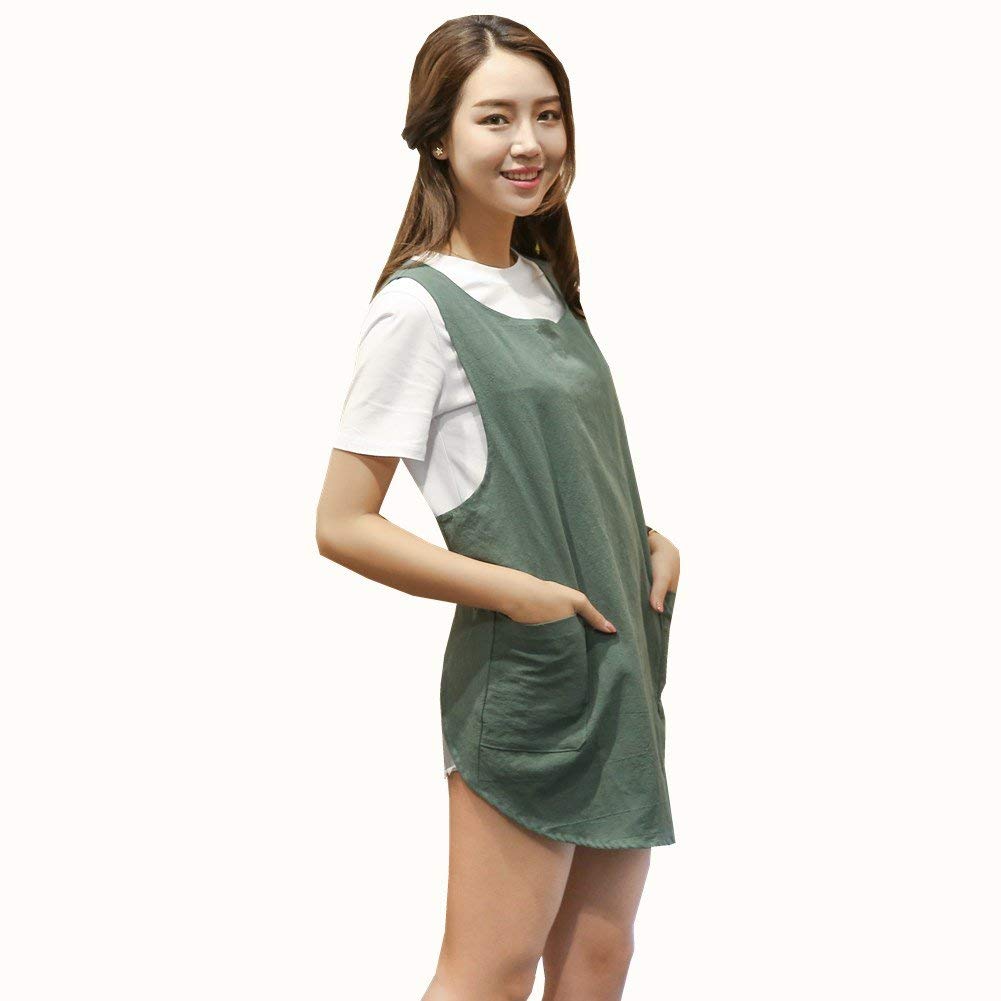KKTOCHVC army green apron with two pockets for handy utensil storage.