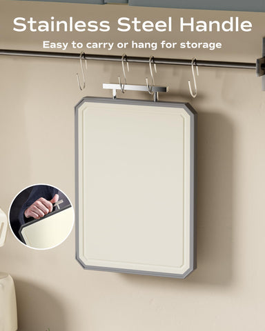 KLAPOLA Snowclad stainless steel handle provides a secure grip.